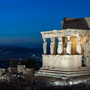 Το νέο φως που λούζει την Ακρόπολη σε φωτογραφίες
