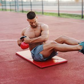 Η 15λεπτη &lt;em>προπόνηση&lt;/em> με kettlebell που θα αλλάξει το κορμί σου