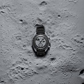 Το Bioceramic MoonSwatch Mission to Earthphase γιορτάζει το μεγαλείο της γης όπως φαίνεται από τη σελήνη