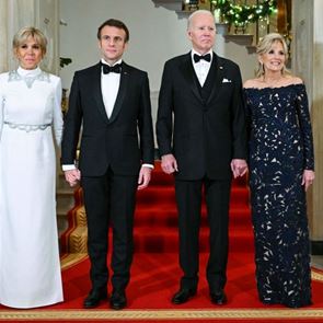 Το προσωπικό δώρο του Emmanuel Macron στον Joe Biden