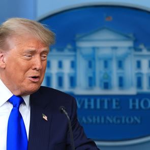 O Donald Trump &#39;ντύθηκε&#39; Superman και είναι ό,τι πιο cringe είδαμε τελευταία