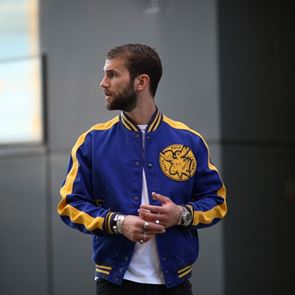 Φορώντας το μάλλον πιο δημοφιλές jacket της άνοιξης