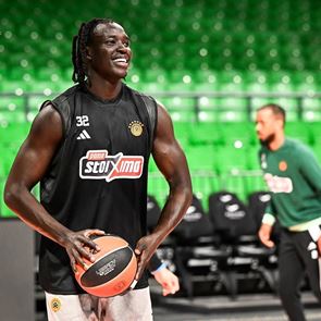 O Wenyen Gabriel έκανε &#39;πρεμιέρα&#39; στον ΠΑΟ και η Naomi Campbell τον αποθέωσε