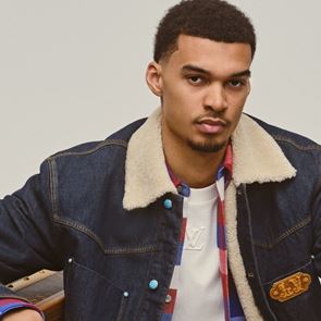 Ο Victor Wembanyama πλέον φοράει μόνο Lοuis Vuitton