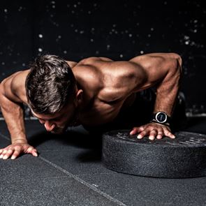 5 ασκήσεις για να χτίσεις κορμί και μπράτσα