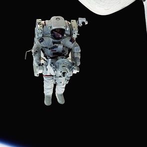 Η απίστευτη αδημοσίευτη φωτογραφία από τον πρώτο διαστημικό περίπατο