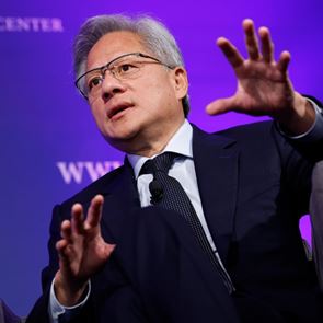 Ποιο κινητό της Huawei είδε ο CEO της Νvidia και σοκαρίστηκε