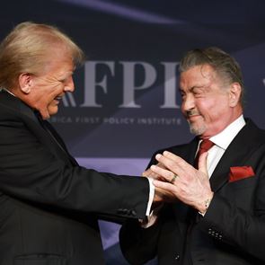 O Trump αναθέτει στους Stallone, Gibson και Voight να "επαναφέρουν" το <em>Χόλιγουντ</em> στις δόξες του
