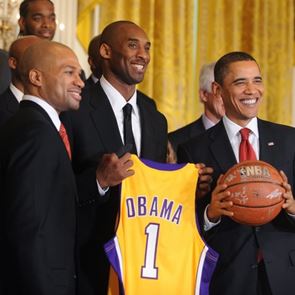 O Barack Obama γλυκοκοιτάζει το NBA