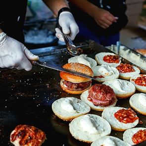 Οι εύκολες συνταγές για να φτιάξεις τα πιο επικά burger του <em>Λος</em> <em>Άντζελες</em>