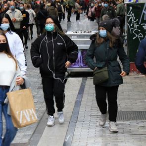 Κορονοϊός: Δεν πέφτουν κάτω από τους 700 οι διασωληνωμένοι