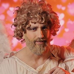 Συνέντευξη με τον έρωτα: Ο Διονύσης Ατζαράκης έφτιαξε το απόλυτο βίντεο για τον Άγιο Βαλεντίνο