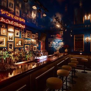 Τα μπαρ του Πειραιά: Και του λιμανιού και του σαλονιού