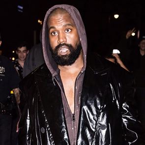 Σε άλλα νέα, ο Kanye West παρομοιάζει τον εαυτό του με τον Χίτλερ