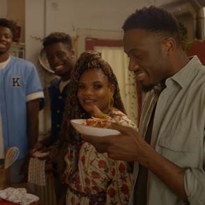 Η οικογένεια Αντετοκούνμπο πρωταγωνιστεί σύσσωμη σε διαφήμιση ζυμαρικών