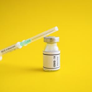 Ο πόλεμος των &lt;em>εμβολίων&lt;/em> κατά του κορονοϊου