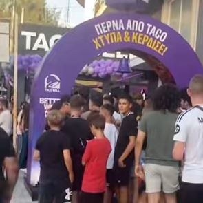 Απίστευτη ουρά στα εγκαίνια του καταστήματος Taco Bell στο Χαλάνδρι (video