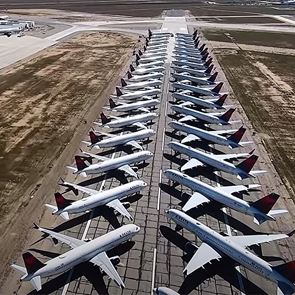 Στο πάρκινγκ αεροσκαφών της Καλιφόρνιας