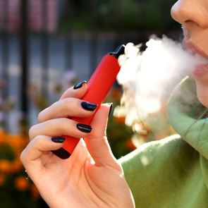 Τo ηλεκτρονικό τσιγάρο είναι εξίσου επικίνδυνο για την καρδιά με το απλό τσιγάρο