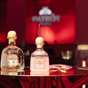 H Patrón γιόρτασε την Παγκόσμια Ημέρα Paloma σερβίροντας cocktail στο viral party του χώρου τέχνης Τhe Intermission