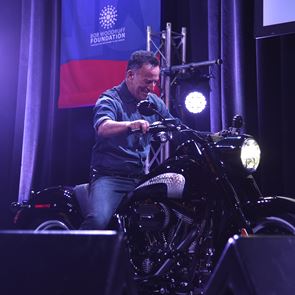 Πώς θα γνωρίσεις τον Bruce Springsteen και να πάτε βόλτα με τη μηχανή