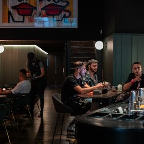 Πώς είναι να πίνεις στο καλύτερο μπαρ του κόσμου