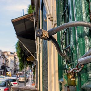 Πώς φτάσαμε στη νέα παράταση του lockdown και στα επιπλέον μέτρα