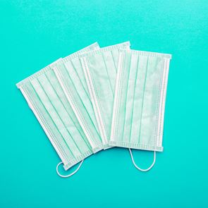 Το CDC συστήνει μάσκες παντού και από όλους