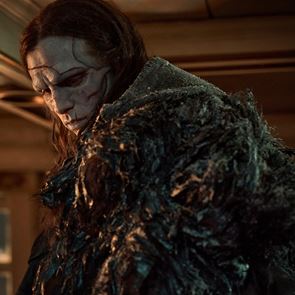 Είδαμε τη μεταμόρφωση του Jacob Elordi σε Frankenstein και κουραστήκαμε (video