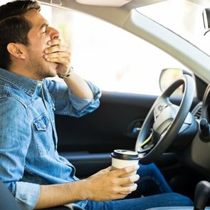 Είναι καλή ιδέα να πίνεις καφέ ενώ οδηγείς; Η επιστήμη απαντά