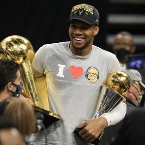 Το WhatsApp έφτιαξε ταινία μικρού μήκους για τον Γιάννη Αντετοκούνμπο