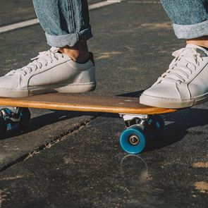 Ένα style hack για να σβήσεις τις τσακίσεις στα δερμάτινα sneakers