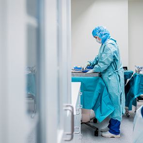 Γιατί οι λοιμωξιολόγοι επιμένουν στα αυστηρά μέτρα