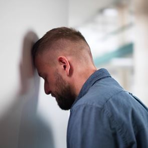 Τι είναι το "σύνδρομο του απατεώνα" και πώς μπορείς να το αντιμετωπίσεις