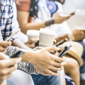 Πώς να αποχωρείς αθόρυβα από ομαδικές συνομιλίες στο WhatsApp