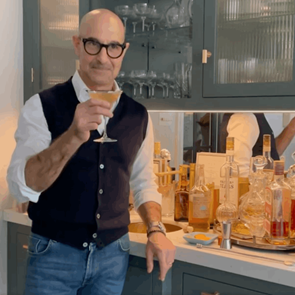 Ο Stanley Tucci φτιάχνει Tequila Martini, το ίντερνετ υποκλίνεται