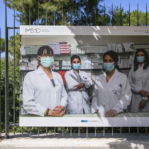 &quot;Παρόντες&quot;: Η καθημερινότητα στην καραντίνα και η επιστροφή στην κανονικότητα μέσα από τον φακό