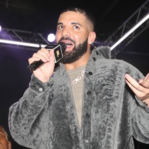 Σε άλλα νέα, ο Drake φόρεσε τα αρκουδάκια του και πήγε γήπεδο