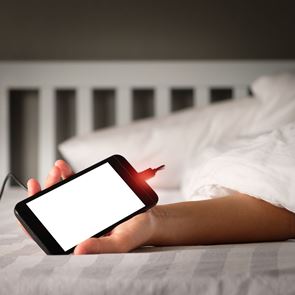 Καταστρέφεται η μπαταρία του κινητού αν το φορτίζεις όλο το βράδυ, ή όχι