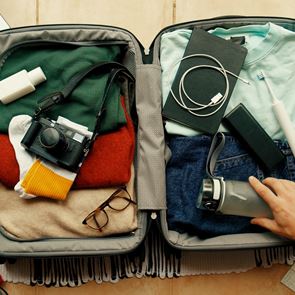 Μήπως πακετάρεις πάρα πολλά ρούχα; Μερικά tips για να χωρέσεις όλα τα απαραίτητα στη βαλίτσα σου