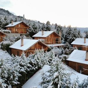 Hyades Mountain Resort: Η εμπειρία του Wooden Cave και η αυθεντική πλευρά των Τρικάλων Κορινθίας