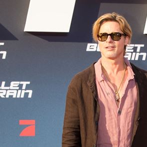 Μόλις είδαμε τον Brad Pitt με φούστα