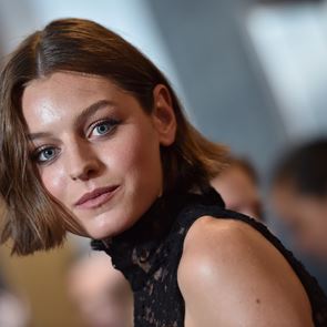 Η Emma Corrin, η Diana του &#39;The Crown&#39; εξηγεί γιατί η πριγκίπισσα ταυτίζεται με την ΛΟΑΤ+ κοινότητα