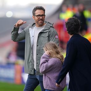 Μετά την ουαλική Ρέξαμ, ο Ryan Reynolds επενδύει σε μία ακόμη ποδοσφαιρική ομάδα