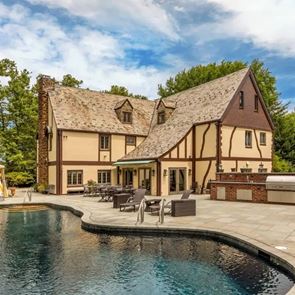 &lt;em>Διακοπές&lt;/em> στην Airbnb έπαυλη του Vito Corleone