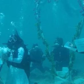 Στην Αλόννησο τώρα και υποβρύχιοι πολιτικοί γάμοι