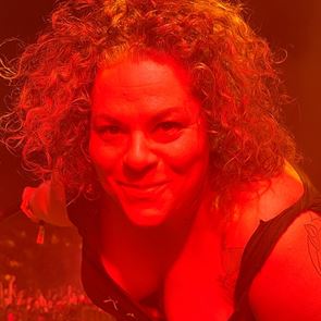 Ναι, η Ματούλα Ζαμάνη έβγαλε την μπλούζα