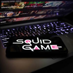 To Squid Game οδηγεί σε επίπεδα ρεκόρ τη μετοχή του &lt;em>Netflix&lt;/em>