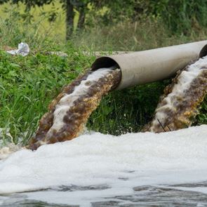 Ακολουθώντας τους ερευνητές που μετρούν τον &lt;em>κορονοϊό&lt;/em> στα λύματα