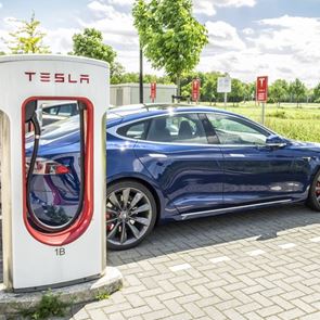 H Eυρωπαϊκή Ένωση χρηματοδοτεί την Tesla με 150 εκατ. ευρώ. Αλλά γιατί